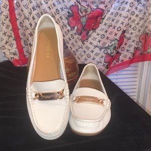 7.5 M Coach off white pebble leather loafer